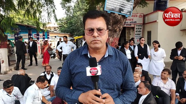 धरने पर बैठे वकील: पूरी जिंदगी में कार खरीद नहीं पाए, चलाना आता नहीं, फिर भी एक्सीडेंट का लिखा मुकदमा
