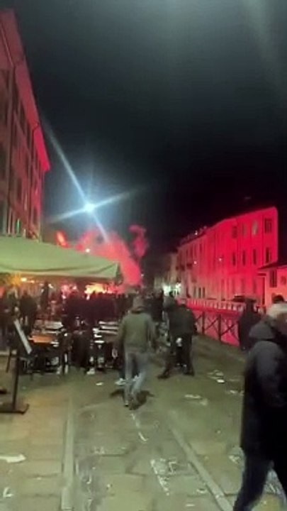  Hier, un supporter du PSG a été gravement blessé à coups de couteau à Milan, dans une embuscade tendue par les Ultras de l'AC Milan contre les Parisiens devant un bar