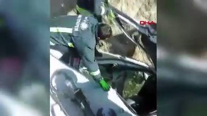 Un camion avec une plaque iranienne s'est écrasé contre le mur de soutènement, le conducteur a été blessé