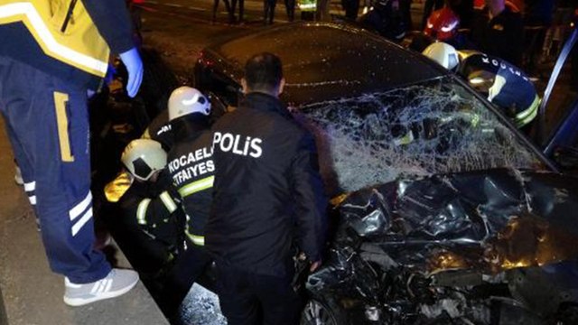 Ters yöne giren cip, içinde 11 kişinin bulunduğu otomobille çarpıştı: 2 ölü, 10 yaralı