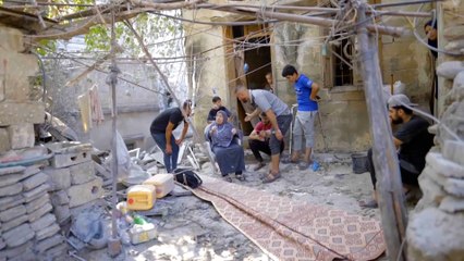 Video herunterladen: تروي ما عاشته.. مسنة فلسطينية نجت من القصف وترفض مغادرة بيتها المدمر