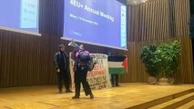 Gli studenti di Cambiare Rotta interrompono il convegno all'universit? statale per manifestare il loro sostegno alla Palestina