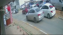 Çarptığı aracın sürücüsüne 10 arkadaşıyla saldırdı! Silah çektiler