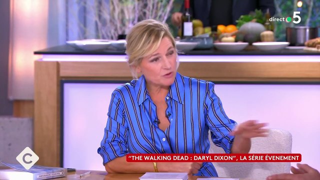 Alors là c'est la catastrophe : Anne-Élisabeth Lemoine vient à la rescousse Norman Reedus après un problème technique dans C à vous sur France 5