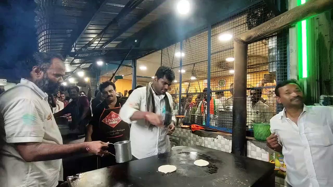 நான் தோசை சுட வரவில்லை என கூறிய அண்ணாமலை திருச்சியில் அண்ணாமலை புரோட்டா சுடும் காட்சி