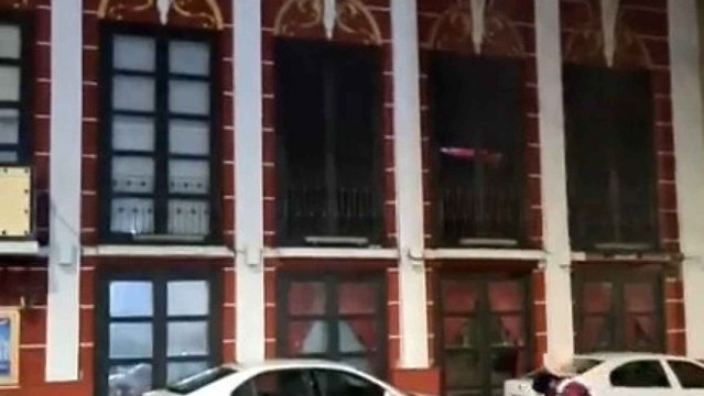 Los clientes desalojados de la Discoteca Teatre filman cómo las llamas devoran la cubierta de la sala.