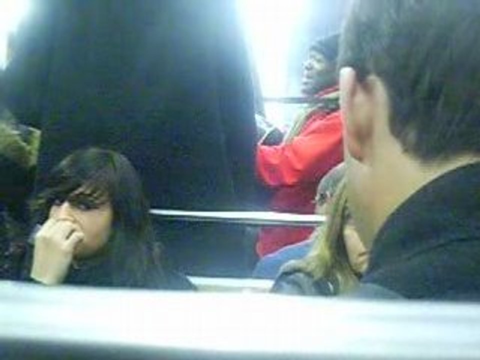 Chanteur et guitariste dans le train de Métro de Paris