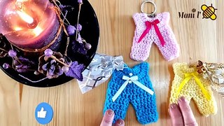 Crochet Cadeau facile Mini salopette porte-clefs ou sac à dragées  #keychainتوزيعات اسبوع البيبي