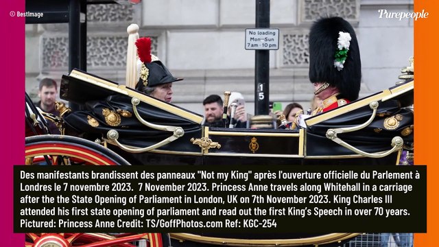 Discours du roi : L'arrivée du carrosse de Charles III ébranlée, la reine Camilla en soutien...