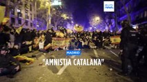 Amnistia per i catalani: proteste e scontri. Il tempo stringe per Sanchez: nuovo governo o elezioni