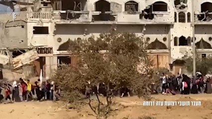 Residentes de Gaza viajan hacia el sur portando banderas blancas