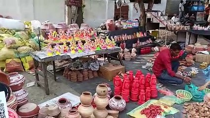 बाजार में बिकने आया सजावटी सामान