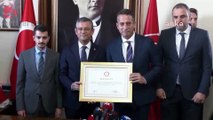 CHP Genel Başkanı Özgür Özel, TBMM’deki makam odasında mazbatasını aldı