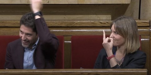 Una diputada de los "comunes" le hace una peineta a Vox en el parlamento catalán
