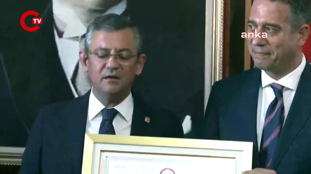 CHP lideri Özel, mazbatasını alırken AYM'nin sansür yasası kararını öğrendi