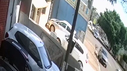 Câmera flagra mulher sendo atropelada por Sandero