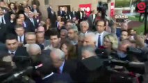 Kemal Kılıçdaroğlu, devir teslim töreni için Özgür Özel’i CHP Genel Merkezi’ne gelişinde karşıladı