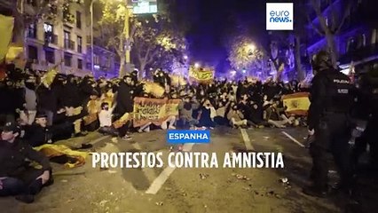 Скачать видео: Protestos violentos em Madrid contra amnistia a separatistas catalães