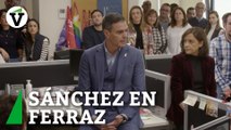 Sánchez visita a los trabajadores de Ferraz y les muestra su apoyo tras los disturbios en la sede