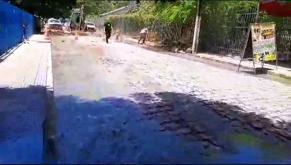 Rompimento em rede de distribuição de água transforma rua em ‘rio’ no Poço