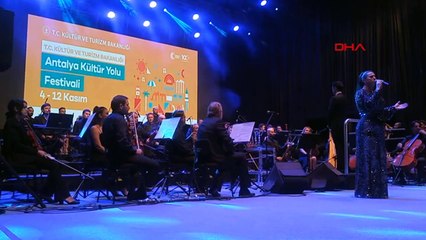 ANTALYA-SYMPHONIE ET ​​LES CHANSONS TURQUES NEŞET ERTAŞ ONT APPRÉCIÉ LES PEUPLE D'ANTALYA