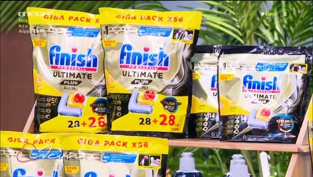 Ελένη Μενεγάκη: Πέταξε το σακάκι της στον αέρα - Η ατάκα που την ξετρέλανε!