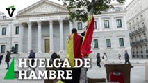 Un hombre se encadena ante el Congreso protestando contra la amnistía con el lema de 