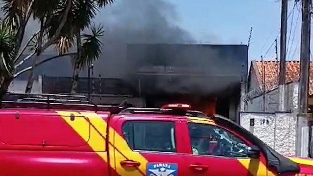 Fábrica de tintas pega fogo em São José dos Pinhais