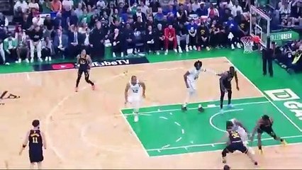 A Closer Look at the Scramble That Left Stephen Curry Reeling