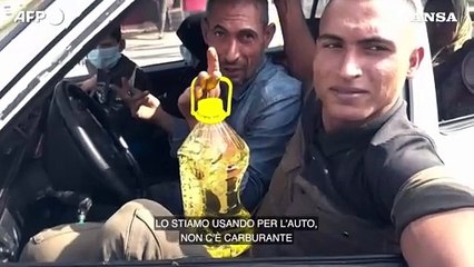 Gaza, palestinesi riempiono i serbatoi delle automobili con olio da cucina