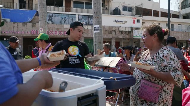 Acapulco intenta levantarse dos semanas después del azote de huracán Otis