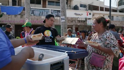 Acapulco intenta levantarse dos semanas después del azote de huracán Otis