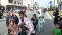 مئات العائلات الفلسطينية تصل إلى مخيم النصيرات سيرا على الأقدام من شمال غزة