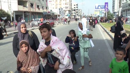 مئات العائلات الفلسطينية تصل إلى مخيم النصيرات سيرا على الأقدام من شمال غزة