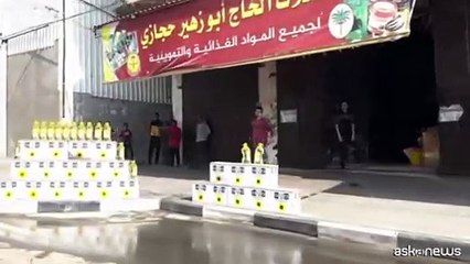 Nella Striscia di Gaza l'olio per cucinare nei serbatoi delle auto