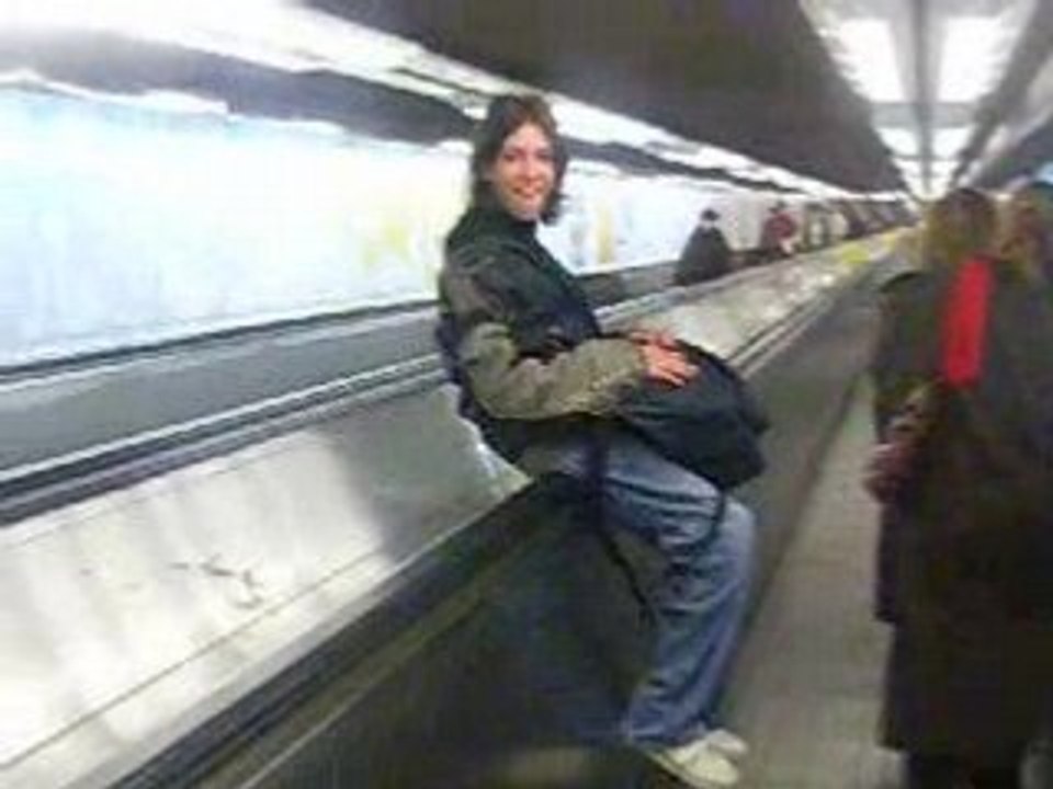 Re encore nous dans un des couloirs du Métro
