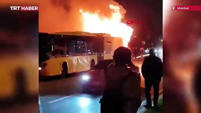 Seyir halindeki İETT otobüsü yandı