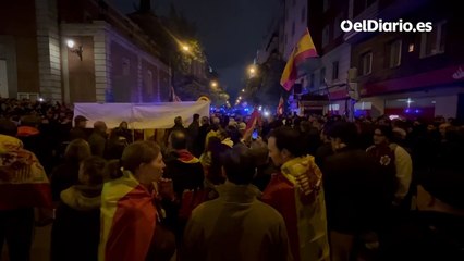 Un centenar de personas vuelve a concentrarse frente a la sede del PSOE de Ferraz