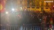 Manifestantes logran echar a dos personas que portaban la bandera franquista en Ferraz
