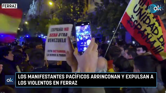 Los manifestantes pacíficos arrinconan y expulsan a los violentos en Ferraz