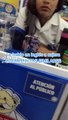 Cajera de farmacia causó revuelo al entender pedido en inglés