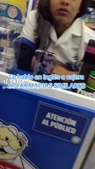 Cajera de farmacia causó revuelo al entender pedido en inglés