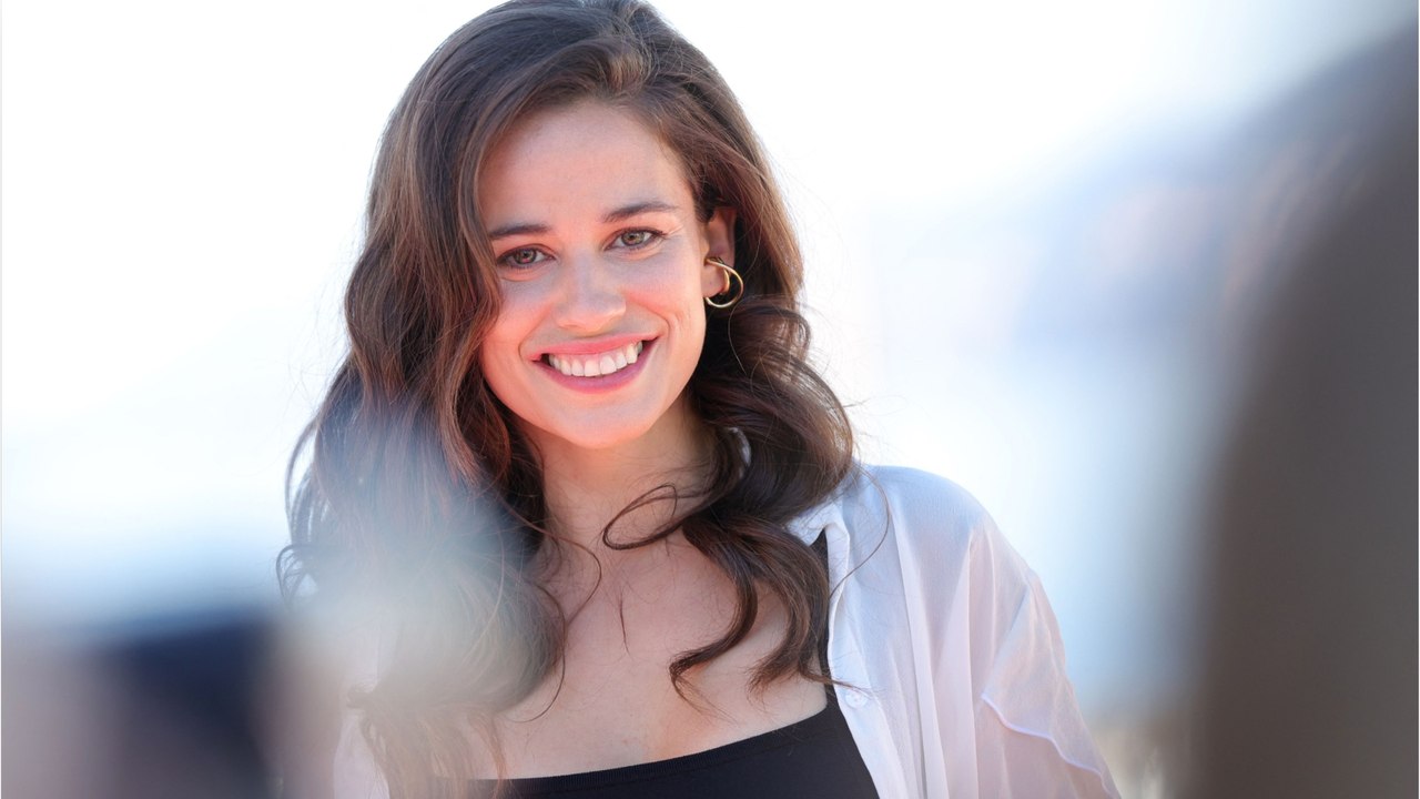 Voici - Lucie Lucas (Clem) présente pour la première fois sa fille Lilou à la télévision (1)