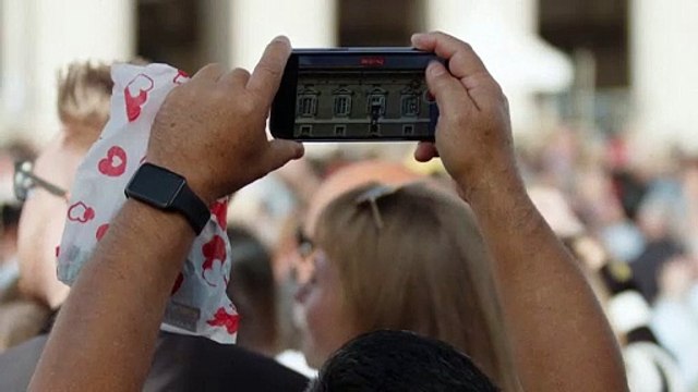 Vaticano afirma que católicos transgênero podem ser batizados