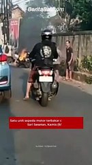 Satu unit sepeda motor terbakar di Jalan Dukuh Sari Sesetan, Kamis (9/11). Saat ini, api sudah berhasil dipadamkan dibantu oleh warga sekitar.