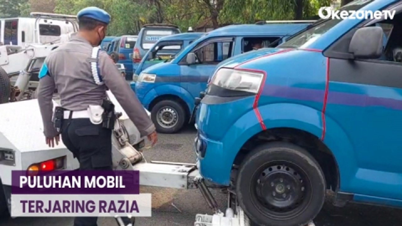 Petugas Gabungan Derek 16 Mobil Parkir Liar di Kawasan Cibubur