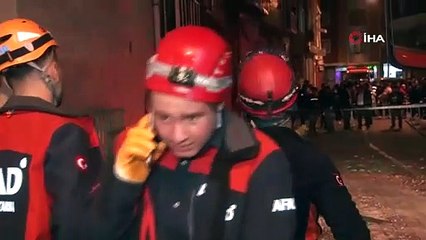 İstanbul'da 3 katlı binanın terası çöktü