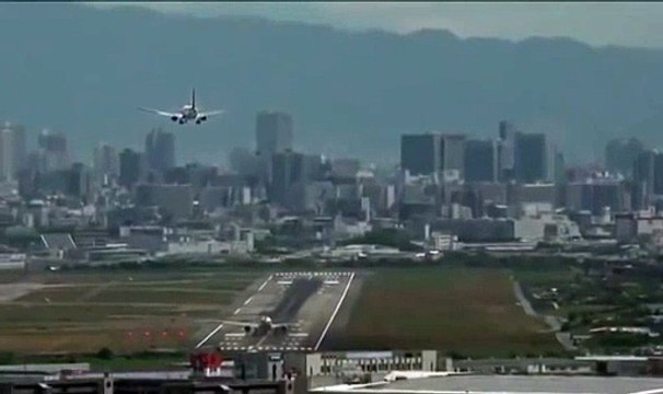 2 avions se retrouvent sur la piste d'atterrissage au même moment
