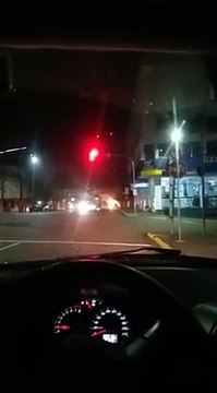 Ce conducteur n'a pas entendu la sirène des pompiers à un carrefour !