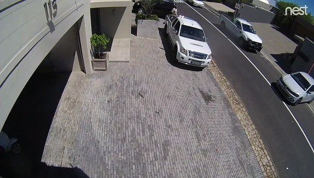 Une voiture sort du garage toute seule et finit sur la route